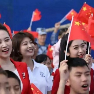 林志玲“泡面”卷发配长裙显浪漫风情