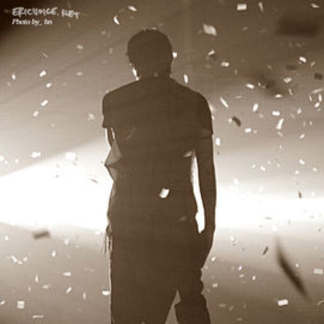 情非得已 - MR一个人的背影 - 唱吧,最时尚的手