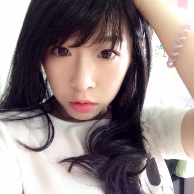 弹钢琴小女孩图片