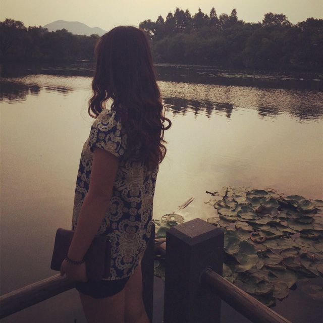 蝴蝶泉边【原唱版】 - 张容容容容容源 唱吧,最