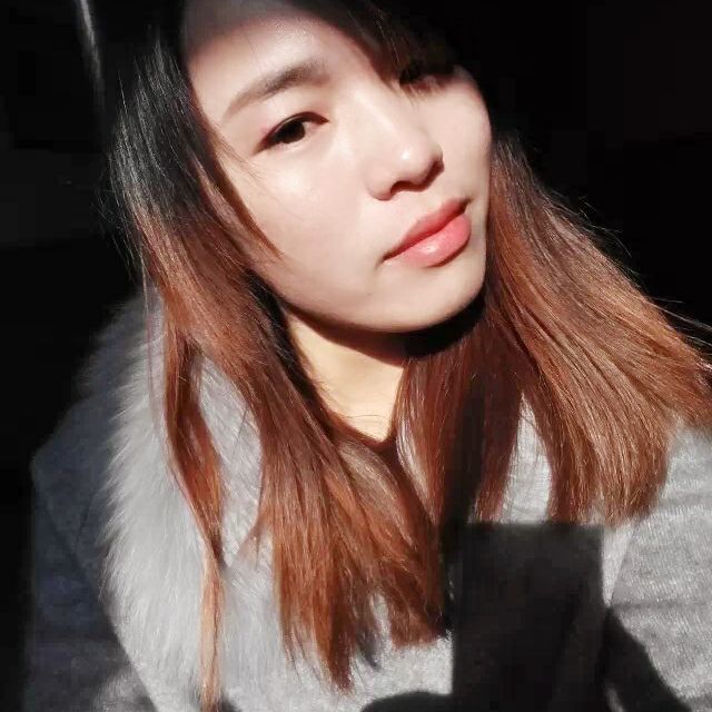嘴角牵强微笑