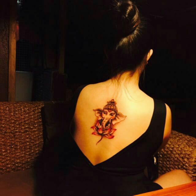 她和别人睡了 - 花臂女郎 唱吧,最时尚的手机KT