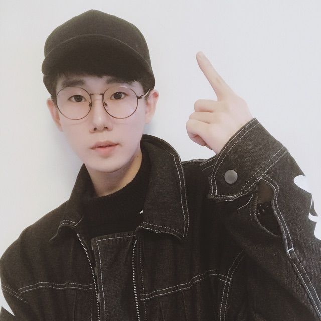 童话镇【无损男版伴奏】 - 小亮 唱吧,最时尚的