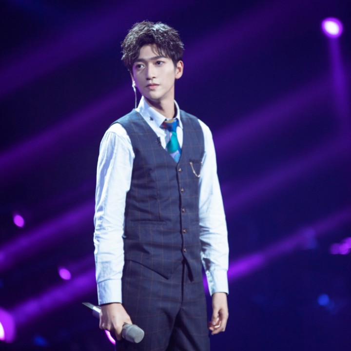 中二病【纯伴奏-ElenaYe】 - Benkho - 唱吧,手