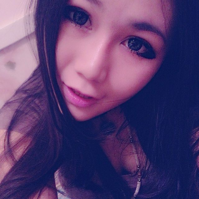 妹妹背着洋娃娃