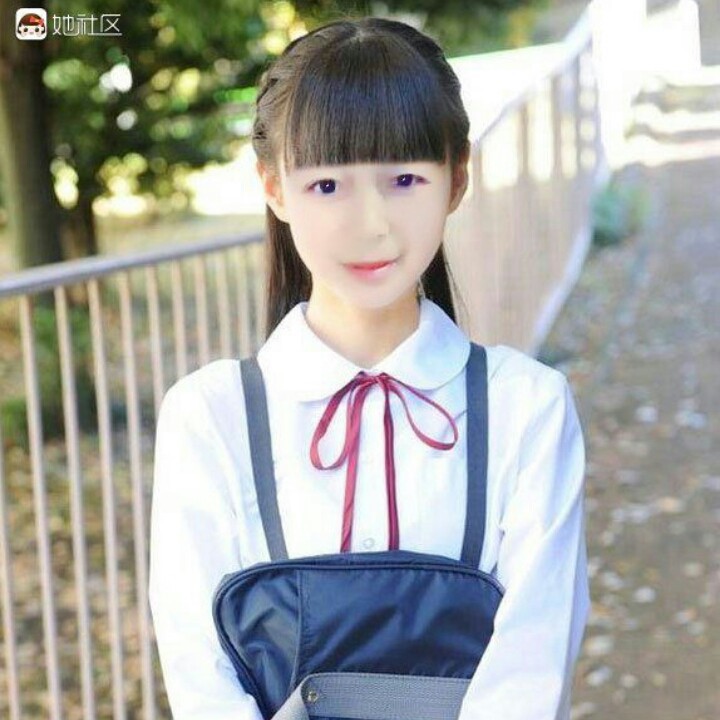 路灯下的小姑娘