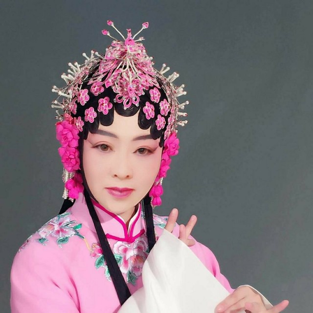 头戴珠冠压鬓齐