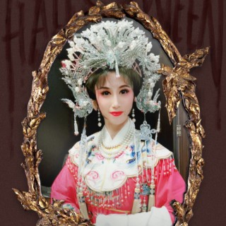 头戴珠冠压鬓齐