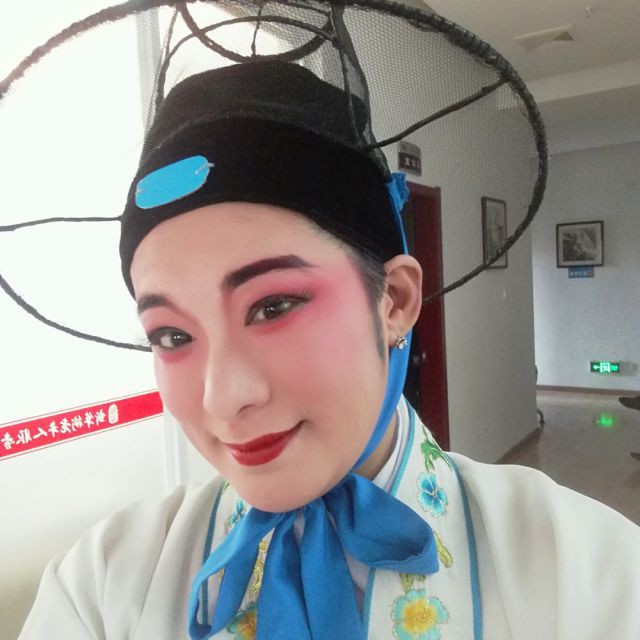 头戴珠冠压鬓齐